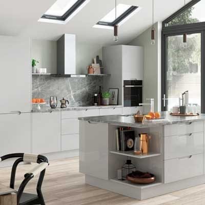 Rana J-pull kitchen with variant handle width. Gloss light grey kitchen cabinets and a kitchen island with cupboards, drawers and open shelving